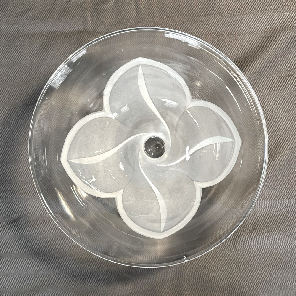 Clear Glass Bowl Immaculate Condition Pre-Owned Perfect for all Occasions. - Picture 4 of 5